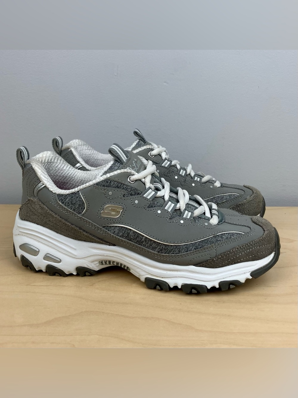 Skechers Women’s Size 7.0 D’Lites Me Time Gray White Low Top Athletic Shoes